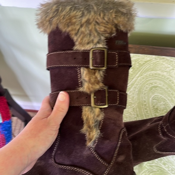 Women’s L. L. Bean Faux Fir Trim winter boots - Picture 2 of 3